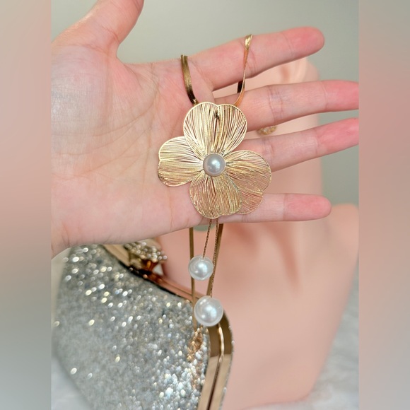⚜️ Elegant Gold Floral Necklace with Pearls - Picture 5 of 6